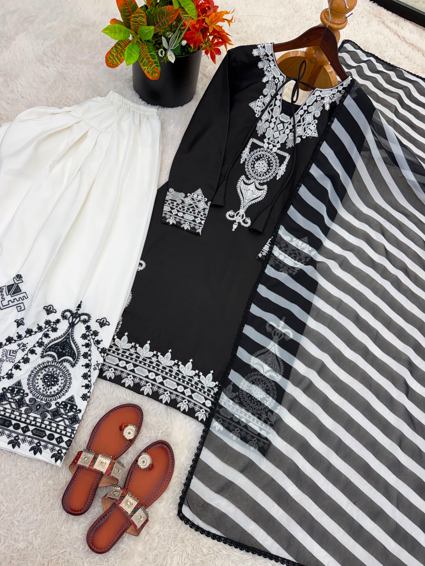 The 'Hania' Monochrome Salwar Set:(JF-044)